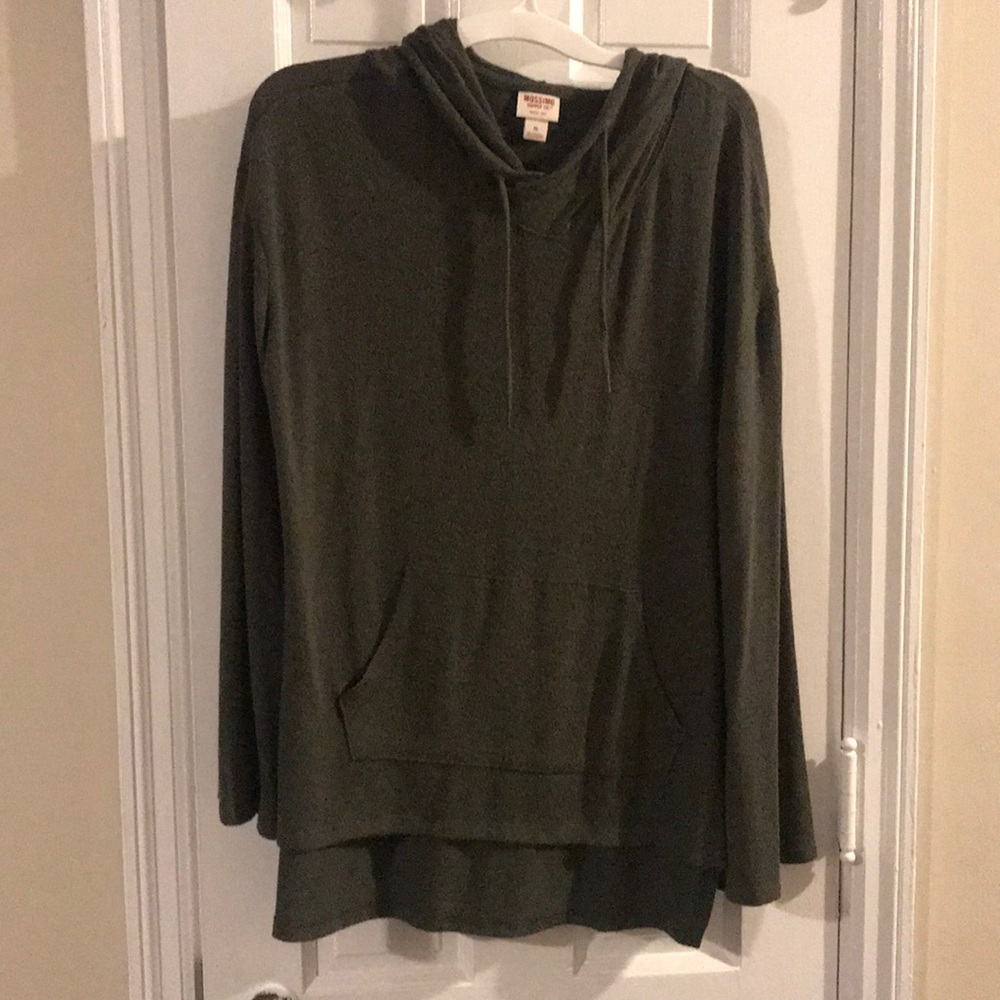 Green bell-sleeved pullover